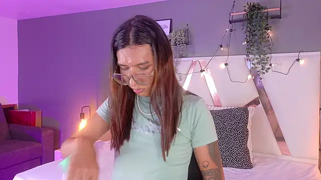 Snapshot of LauraaGomezz__ chatting on October 1, 2025, 7:29 pm LauraaGomezz online show from October 1, 2025, 7:29 pm