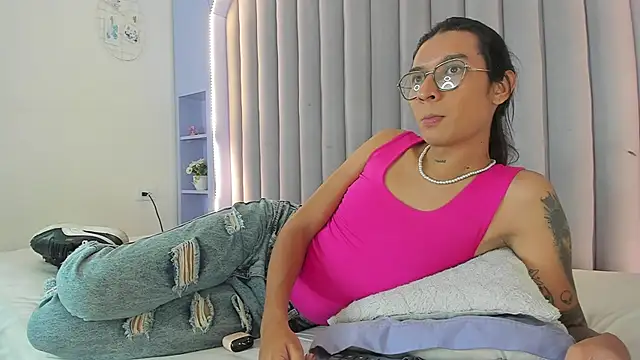 LauraaGomezz   online show from September 8, 2025, 7:35 pm