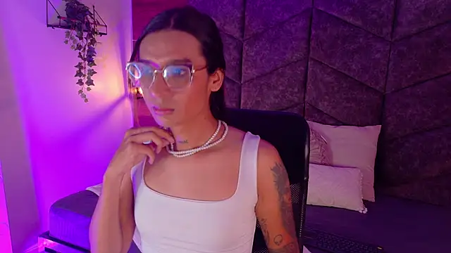 Snapshot of LauraaGomezz__ chatting on October 24, 2025, 7:24 pm LauraaGomezz online show from October 24, 2025, 7:24 pm