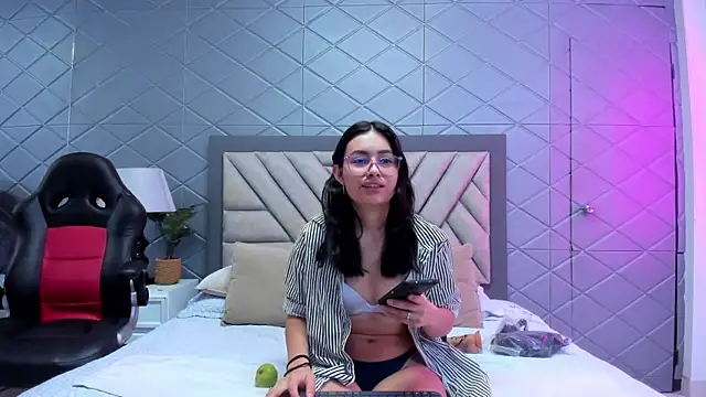 VioletRousse  online show from March 18, 2025, 1:23 pm