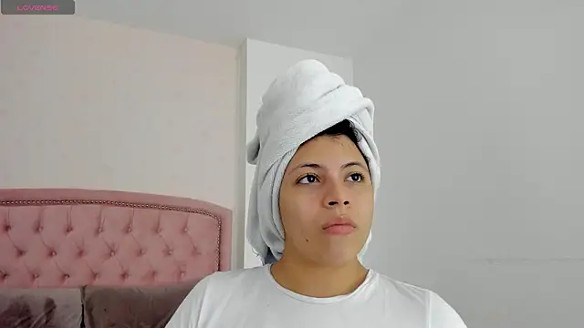 Kendall  Fox online show from October 18, 2025, 6:04 am