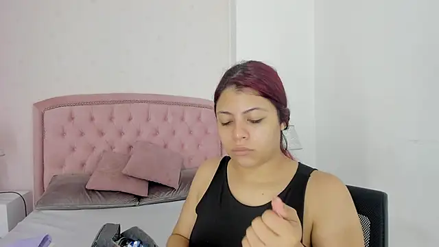 Kendall  Fox online show from October 7, 2025, 4:13 am