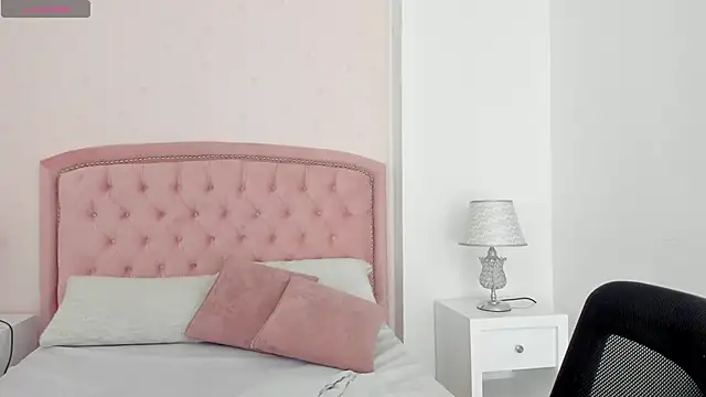 Kendall  Fox online show from November 27, 2025, 6:25 am