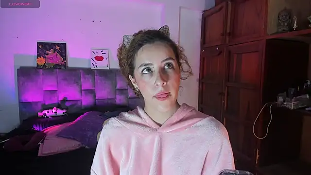 Snapshot of Isangel_ chatting on October 6, 2025, 6:14 am Isangel  online show from October 6, 2025, 6:14 am