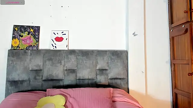 Isangel  online show from November 18, 2025, 2:27 am