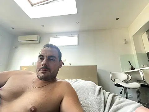 justeqqun online show from November 1, 2025, 2:33 pm