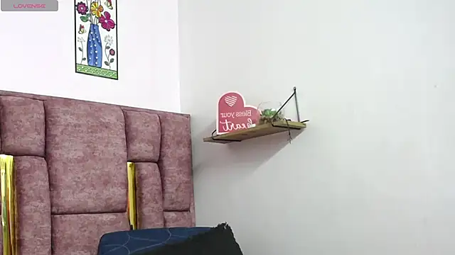 VICTORIAHANK  online show from April 12, 2026, 7:17 pm