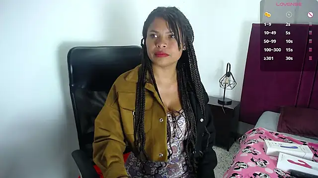 CamiilaReyes online show from February 14, 2025, 7:44 pm