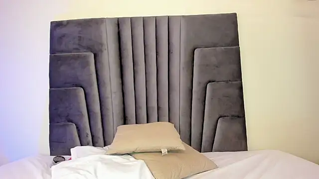 EvaQueen   online show from February 25, 2025, 11:59 pm