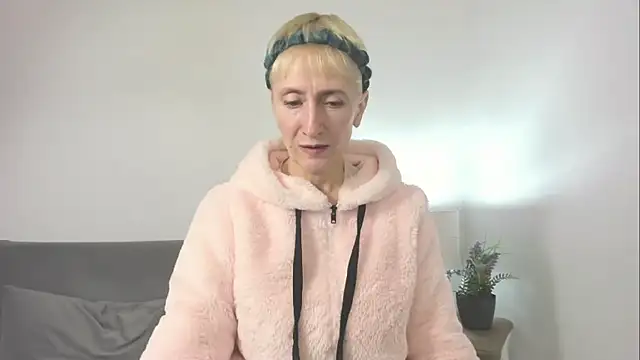 MargaretMilf69 online show from October 27, 2025, 4:08 pm