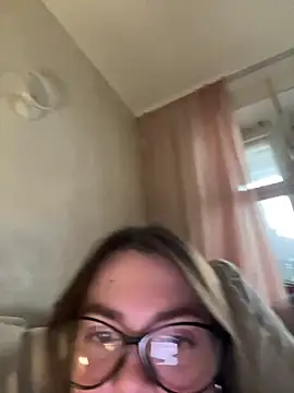 DearAlise online show from November 5, 2025, 10:18 am