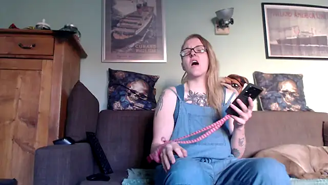 Snapshot of Astrid-Gilbert chatting on March 18, 2025, 8:39 am Astrid-Gilbert online show from March 18, 2025, 8:39 am