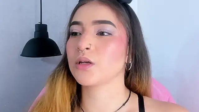 Snapshot of Shanntal_ chatting on October 8, 2025, 8:09 pm Shanntal  online show from October 8, 2025, 8:09 pm