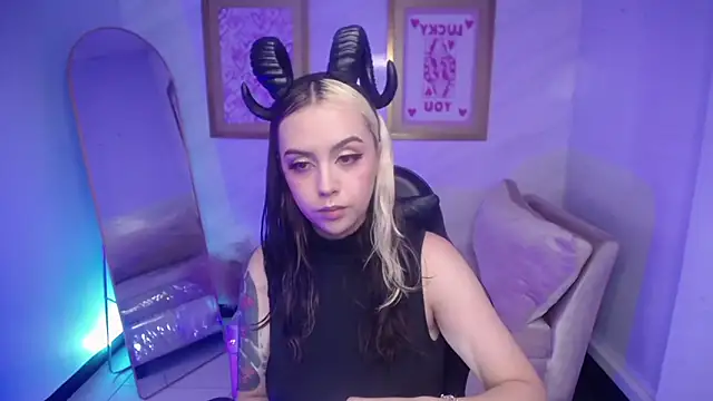 Snapshot of Hela_v chatting on October 31, 2025, 12:46 pm Hela v online show from October 31, 2025, 12:46 pm