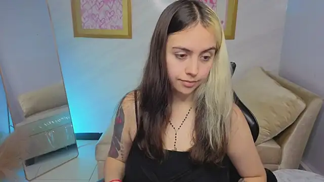 Hela v online show from November 27, 2025, 7:58 pm