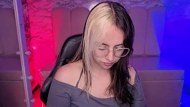 Snapshot of Hela_v chatting on October 13, 2025, 1:02 pm Hela v online show from October 13, 2025, 1:02 pm