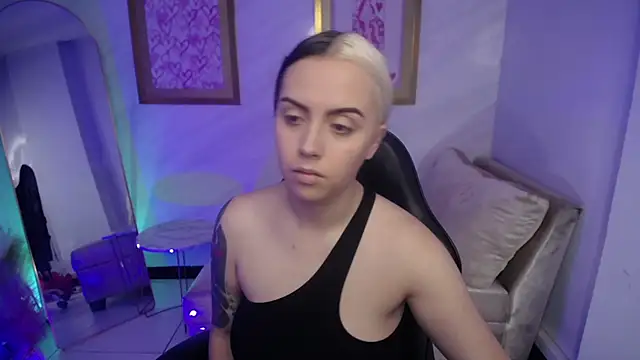 Snapshot of Hela_v chatting on September 26, 2025, 12:01 pm Hela v online show from September 26, 2025, 12:01 pm