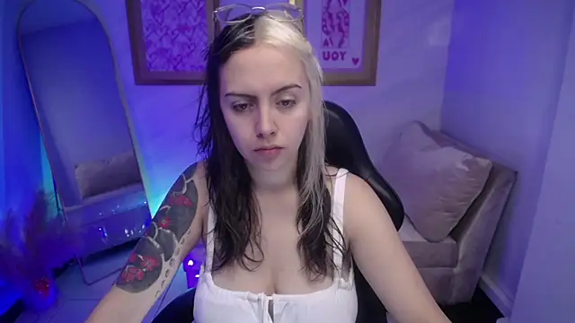 Snapshot of Hela_v chatting on September 30, 2025, 12:00 pm Hela v online show from September 30, 2025, 12:00 pm