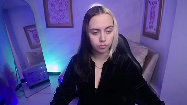 Snapshot of Hela_v chatting on September 24, 2025, 12:11 pm Hela v online show from September 24, 2025, 12:11 pm