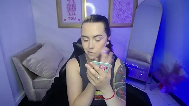 Hela v online show from November 7, 2025, 1:04 pm