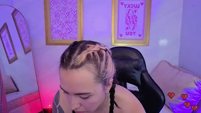 Hela v online show from February 16, 2026, 8:07 pm