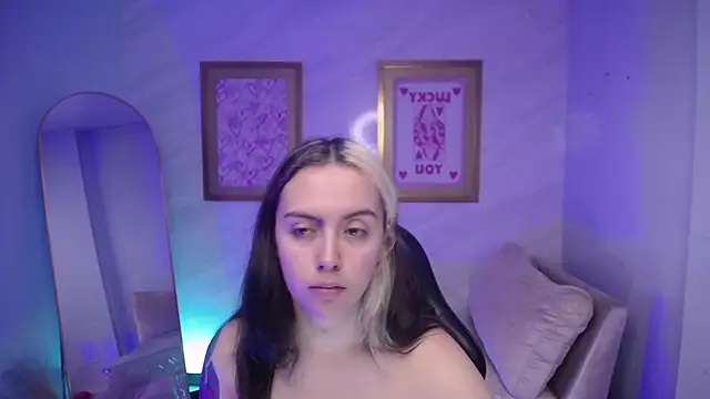 Hela v online show from November 14, 2025, 8:01 pm