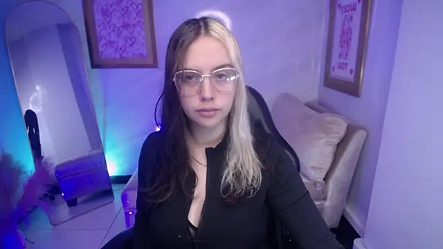 Snapshot of Hela_v chatting on September 19, 2025, 12:09 pm Hela v online show from September 19, 2025, 12:09 pm