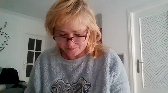 Snapshot of Luzia-Sal chatting on March 10, 2025, 8:06 am Luzia-Sal online show from March 10, 2025, 8:06 am