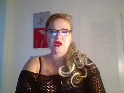 Snapshot of Luzia-Sal chatting on January 29, 2025, 10:22 pm Luzia-Sal online show from January 29, 2025, 10:22 pm