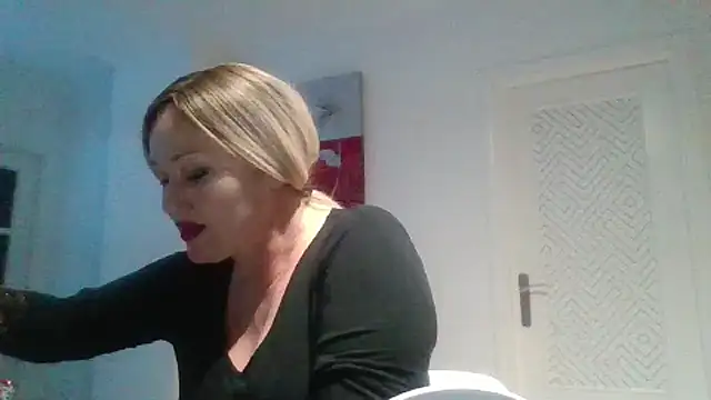 Snapshot of Luzia-Sal chatting on January 27, 2025, 9:33 pm Luzia-Sal online show from January 27, 2025, 9:33 pm