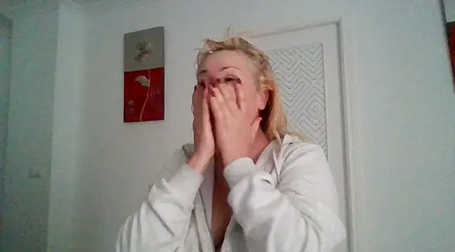 Snapshot of Luzia-Sal chatting on March 16, 2025, 9:05 am Luzia-Sal online show from March 16, 2025, 9:05 am