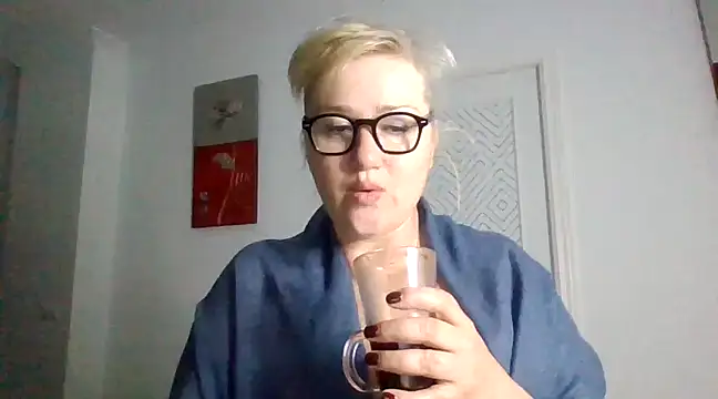 Snapshot of Luzia-Sal chatting on March 21, 2025, 6:49 am Luzia-Sal online show from March 21, 2025, 6:49 am