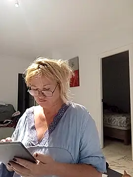 Snapshot of Luzia-Sal chatting on September 12, 2025, 6:02 am Luzia-Sal online show from September 12, 2025, 6:02 am