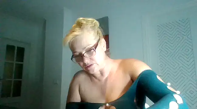 Snapshot of Luzia-Sal chatting on March 1, 2025, 8:21 pm Luzia-Sal online show from March 1, 2025, 8:21 pm