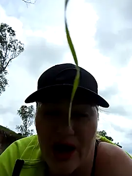 Snapshot of Luzia-Sal chatting on March 19, 2025, 11:50 am Luzia-Sal online show from March 19, 2025, 11:50 am