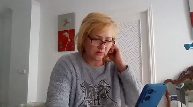 Snapshot of Luzia-Sal chatting on March 9, 2025, 10:08 am Luzia-Sal online show from March 9, 2025, 10:08 am