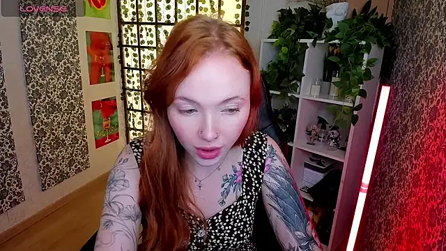 Snapshot of Maya_Light chatting on October 6, 2025, 2:02 am Maya Light online show from October 6, 2025, 2:02 am