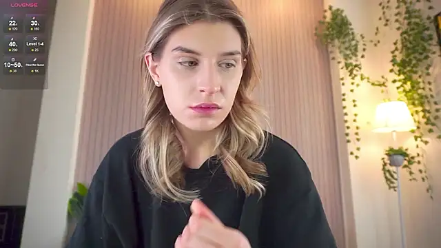 Snapshot of heartseduction chatting on February 22, 2026, 8:28 am heartseduction online show from February 22, 2026, 8:28 am