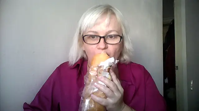 Snapshot of Mayya4321 chatting on September 22, 2025, 10:32 am Mayya4321 online show from September 22, 2025, 10:32 am