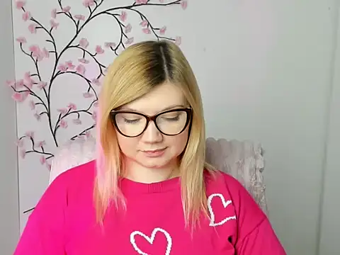 Snapshot of Lola_moree chatting on February 13, 2026, 12:49 pm Lola moree online show from February 13, 2026, 12:49 pm