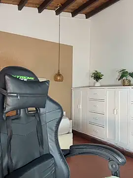 Snapshot of Hadley_ chatting on October 29, 2025, 3:49 am Hadley online show from October 29, 2025, 3:49 am