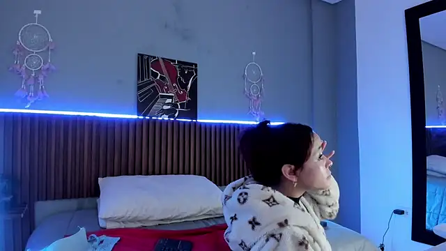 violet thomson online show from February 26, 2025, 4:19 am
