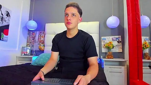 Snapshot of Thomas_May4rs chatting on March 11, 2025, 3:58 am Thomas May4rs online show from March 11, 2025, 3:58 am