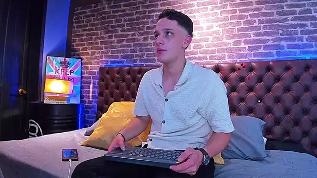 Snapshot of Thomas_May4rs chatting on February 15, 2025, 4:03 am Thomas May4rs online show from February 15, 2025, 4:03 am