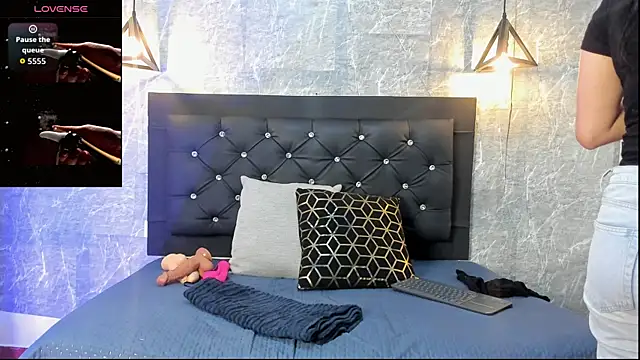 emberhodson online show from November 21, 2025, 11:20 am