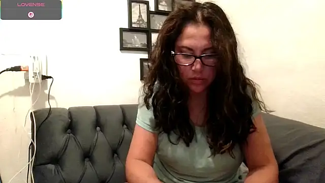 MirandaLatinaLovely online show from November 18, 2025, 3:37 pm