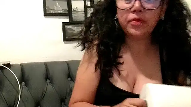 MirandaLatinaLovely online show from October 22, 2025, 3:55 pm