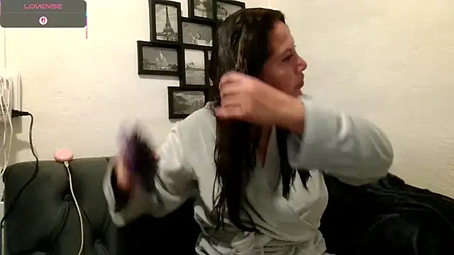 MirandaLatinaLovely online show from November 30, 2025, 5:25 pm