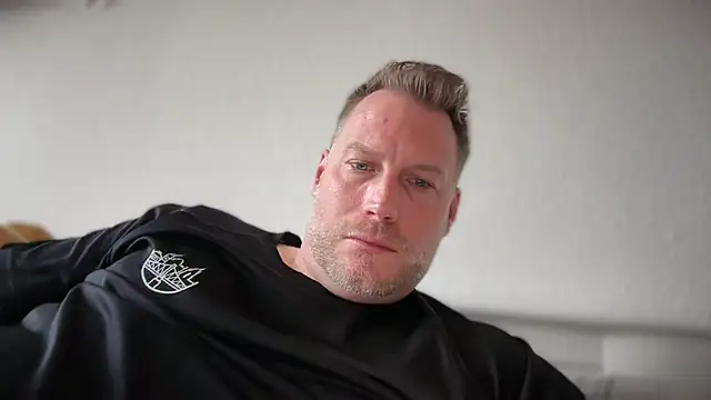Snapshot of Christian87xxx chatting on April 18, 2026, 4:31 pm Christian87xxx online show from April 18, 2026, 4:31 pm