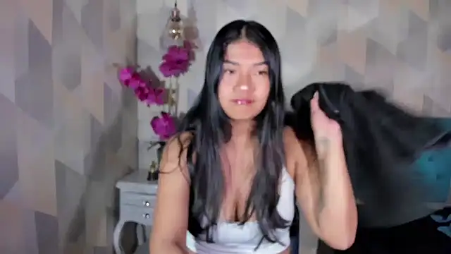 Snapshot of ScarletKray chatting on October 13, 2025, 9:05 pm ScarletKray online show from October 13, 2025, 9:05 pm